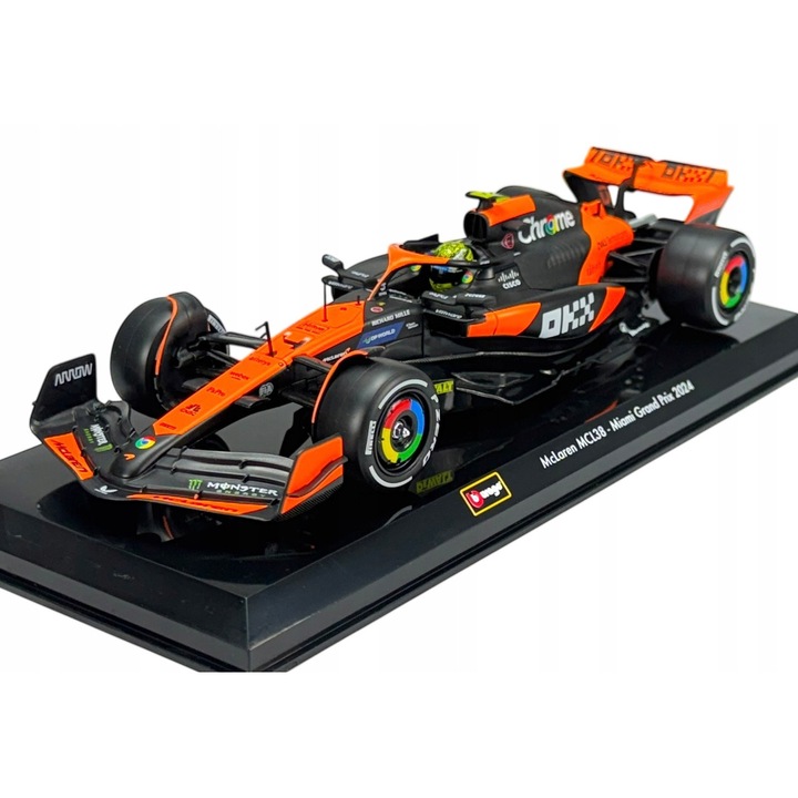 Bburago McLaren Formula 1 MCL38 #4 Norris modellautó, 1:24, vitrinállvánnyal