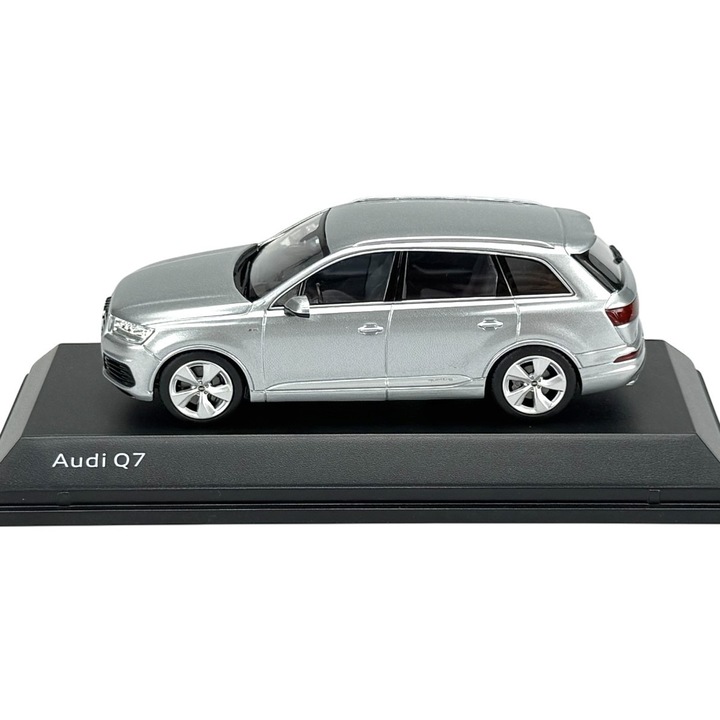 Audi Q7 modellautó, 1:43 méretarányú, ezüst, talppal