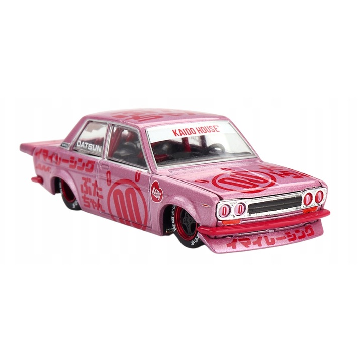 Automacheta Mini GT 1969 Datsun 510 Pro Street Buta V1, rózsaszín, 7,5cm