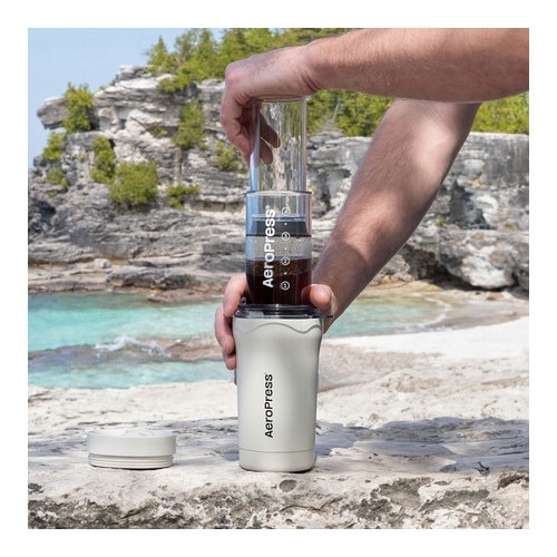 AeroPress Go Plus, Zaparzacz de Cafea cu Kubek Termic, Crem, 300 ml, Set cu 45 filtre
