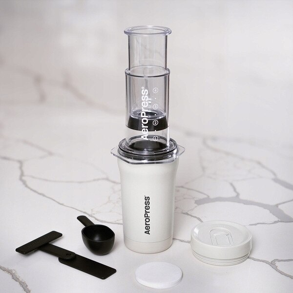 AeroPress Go Plus, Zaparzacz de Cafea cu Kubek Termic, Crem, 300 ml, Set cu 45 filtre