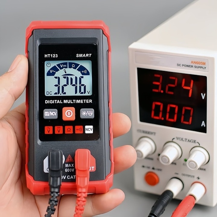 Digitális feszültségmérő, automatikusan méri az áramot és az ellenállást, megvédi a felhasználót az áramütéstől, jelzi, ha az elemek lemerültek - AMPTRON VYZIO®