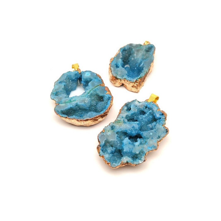 Nyugalom kék geoda kvarc medál arany színű bevonattal 30-45mm
