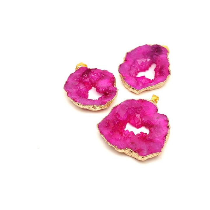 Gyengédség rózsaszín geoda kvarc medál arany színű bevonattal 30-45mm