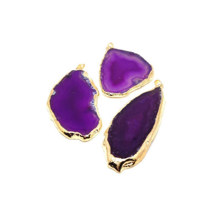 Belső harmónia lila achát lap medál arany színű foglalattal 25x40-70mm