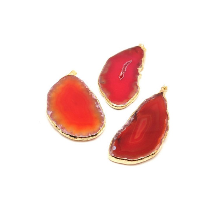 Szenvedély piros achát lap medál arany színű foglalattal 25x40-70mm