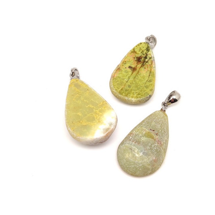 Felezett csepp medál opál zöld 2-2, 5x3, 5-4cm (MDG)