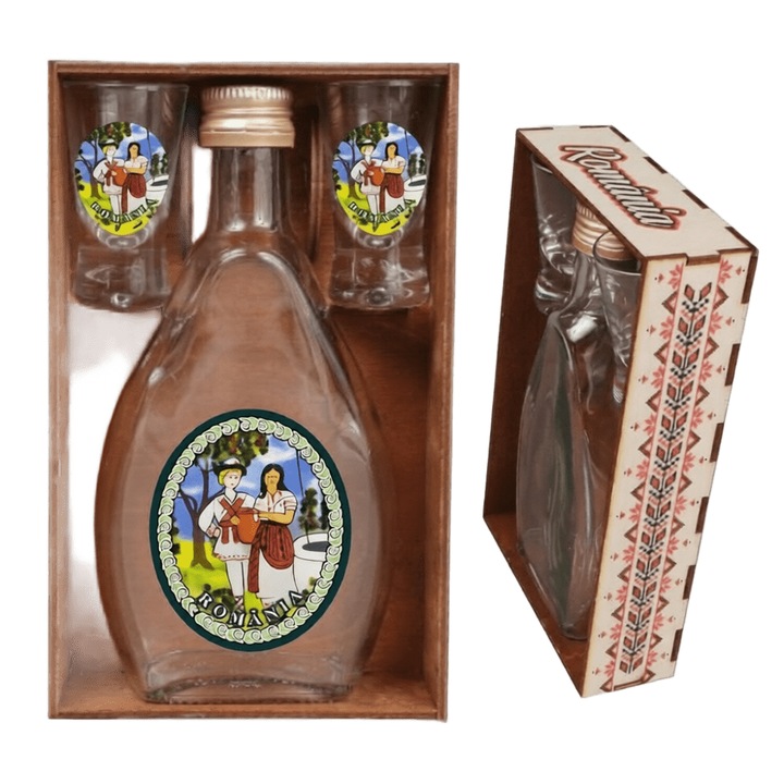 Set tradițional pentru servire tuică cu sticlă de 250 ml și 2 pahare de 25 ml, cutie din lemn decorată, 20x12.5 cm
