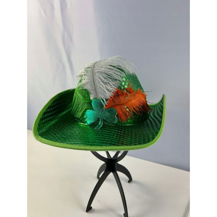 Caciula verde cu pene decorative si trifoi, pentru petrecere