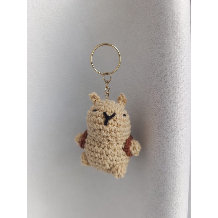 Breloc crosetat capybara, handmade, accesoriu adorabil cu rucsac