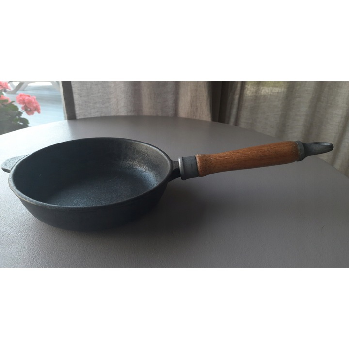 Le Creuset öntöttvas serpenyő fa nyéllel, 2L, 26cm, fekete