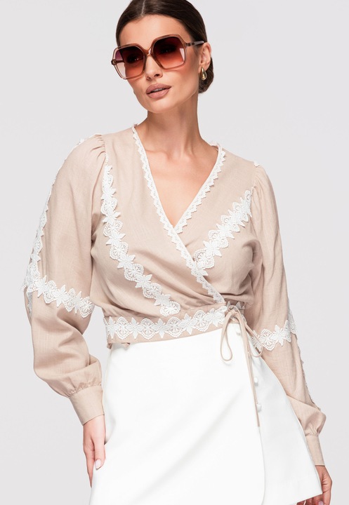 LARICA Bluza tip ie cu croiala petrecuta, maneci lungi si aplicatii delicate din dantela, Bej