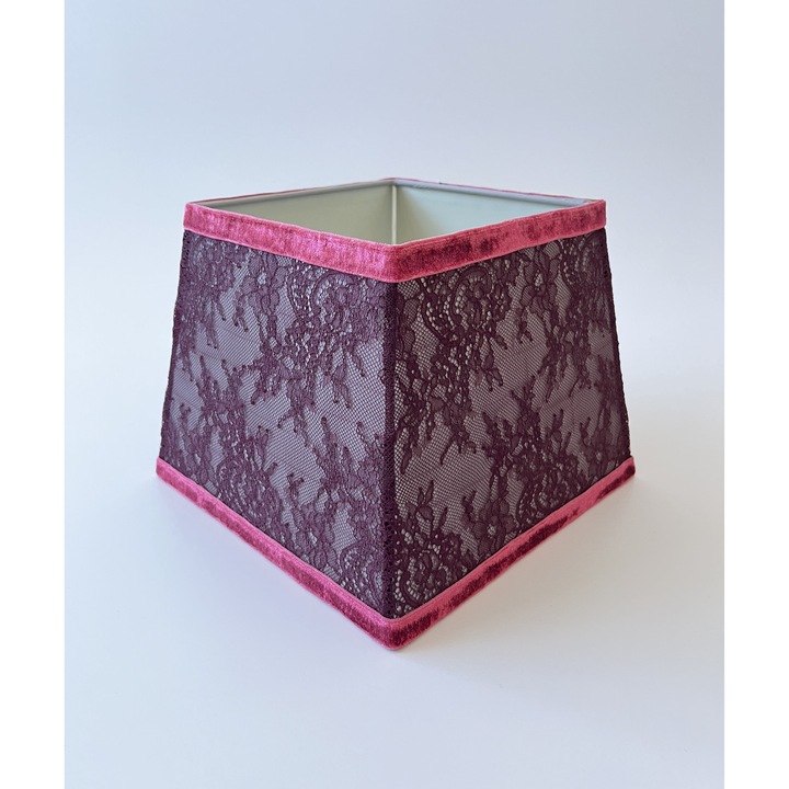 Abajur retro/clasic unicat, handmade, dantela burgundy pe fond gri, H18,4cm, L 23,4cm