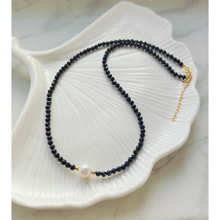 Colier Elegance, cu pietre si accensorii din argint 925 placat cu aur 24k si perla central