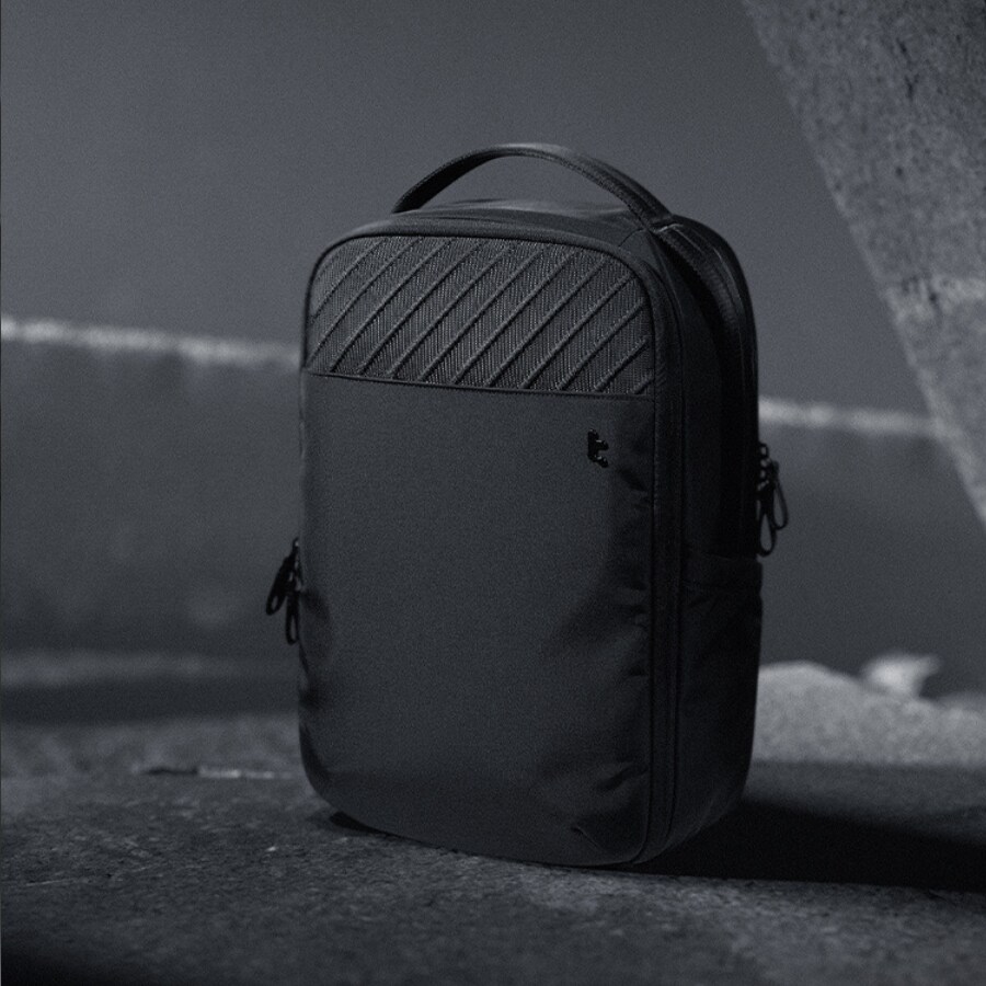 Rucsac pentru laptop Tomtoc Voyage T50, capacitate 20L, negru, dimensiuni 45x33x17cm