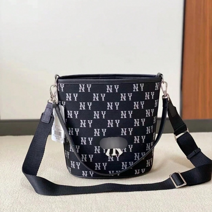Fekete női crossbody táska