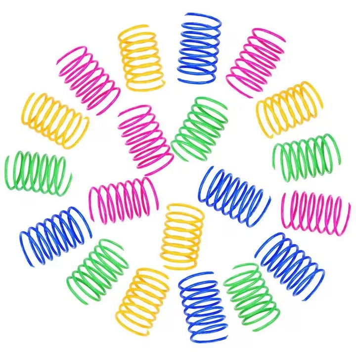 20 de jucarii colorate in forma de arc elicoidal, fabricate din material ABS sigur, rezistente la muscaturi si zgarieturi, pentru ca pisicutele ramase singure acasa sa se poata distra; dimensiuni: 4,5 × 2,5 cm, greutate: 9 g, culori vii