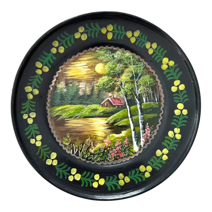 Farfurie decorativa ceramica neagra Marginea - Pictata manual cu peisaj lac si cabana, 24 cm