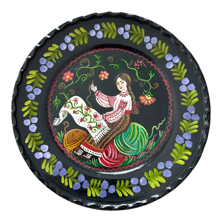 Farfurie decorativa ceramica neagra Marginea - Pictata manual femeie lucrand la gherghef, 24 cm