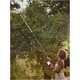 Fiskars akkumulátoros elektromos metszőolló teleszkópos nyéllel fákhoz/kerthez, 12 V, 2.4 - 4 m teleszkópos rúd, Lépésenkénti penge, 32 mm maximális vágási átmérő, Állítható vágófej, Kefe nélküli motor, Töltő és akkumulátor nélkül a csomagban