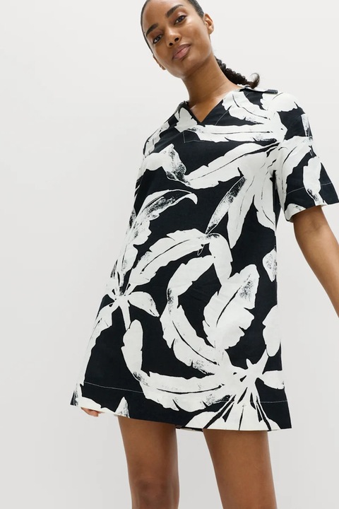 Marks & Spencer, Galléros lentartalmú póló trópusi mintával, Fekete/Fehér, 42
