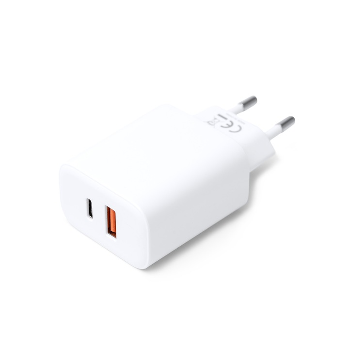 2 az 1-ben töltő / adapter, újrahasznosított ABS-ből készült. Gyors töltés 25W teljesítménnyel. C típusú és USB 3A kimenetek