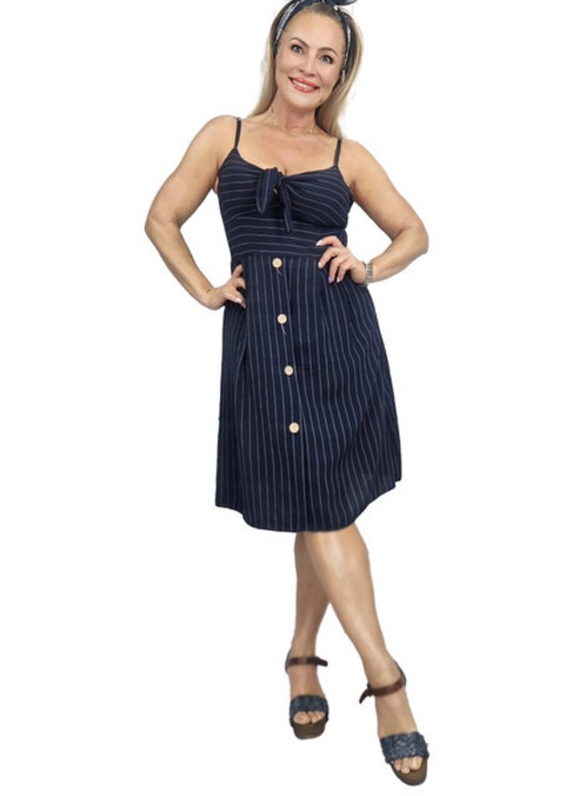 Rochie midi de vara bleumarin in dungi, cu bretele subtiri, funda decorativa si nasturi frontali, croiala lejera si material elastic – Agrafka unisize