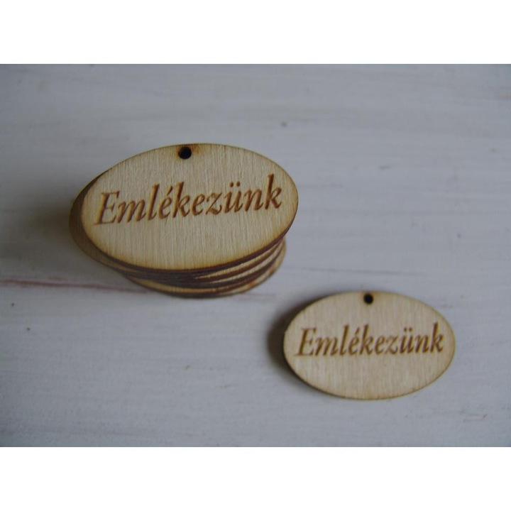 Natúr fa - "Emlékezünk" ovál tábla 2,5x4cm 10db/csomag – kegyeleti dekorációhoz és sírvirágozáshoz