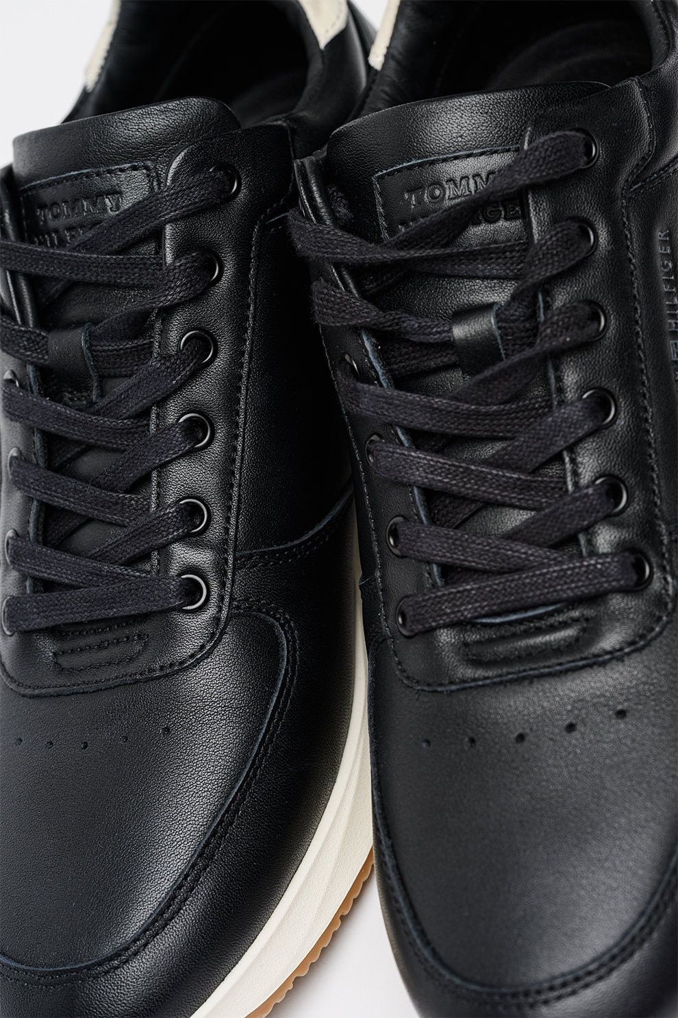 Tommy Hilfiger, Pantofi sport low-cut din piele, Negru, Alb murdar