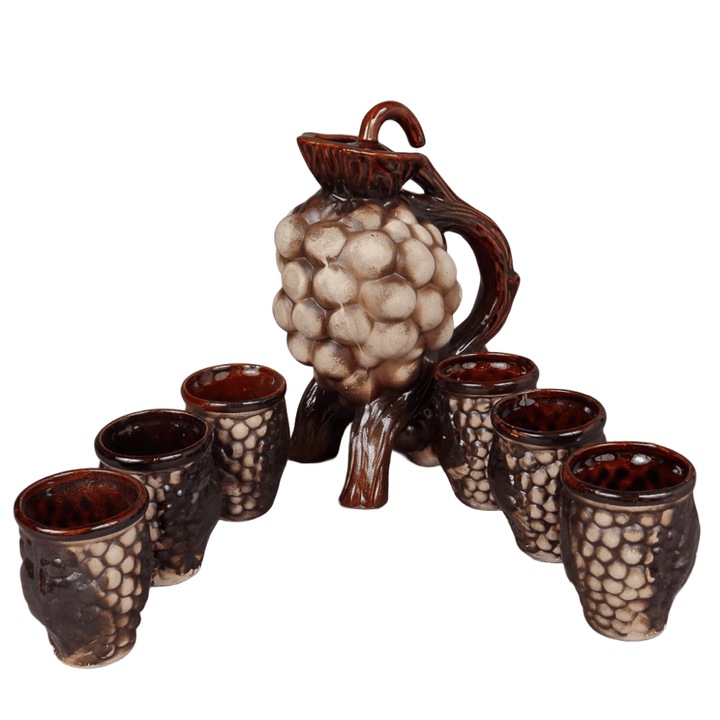 Set pentru Servire Vin din Ceramica "Ciorchine de Strugure", Sticla Tip Ulcior 1 Litru si 6 Pahare Mari 150 ml, Maro/Crem
