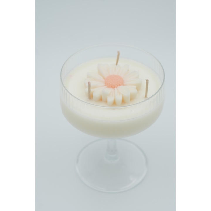 Lumanare artizanala, parfumata decorativa, in pahar tip cocktail cu floare tip "Margareta"