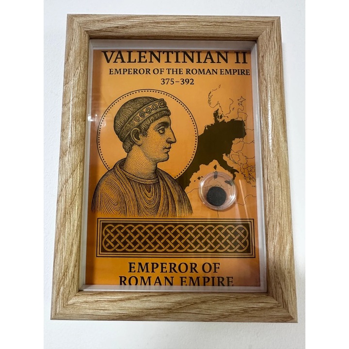 Tablou elegant, dimensiuni 14.8 x 19.8 cm, ce contine o moneda autentica din timpul imparatului roman Valentinia II ( 375-392 ) prezentata intr-un design artistic inspirat din stilul roman antic