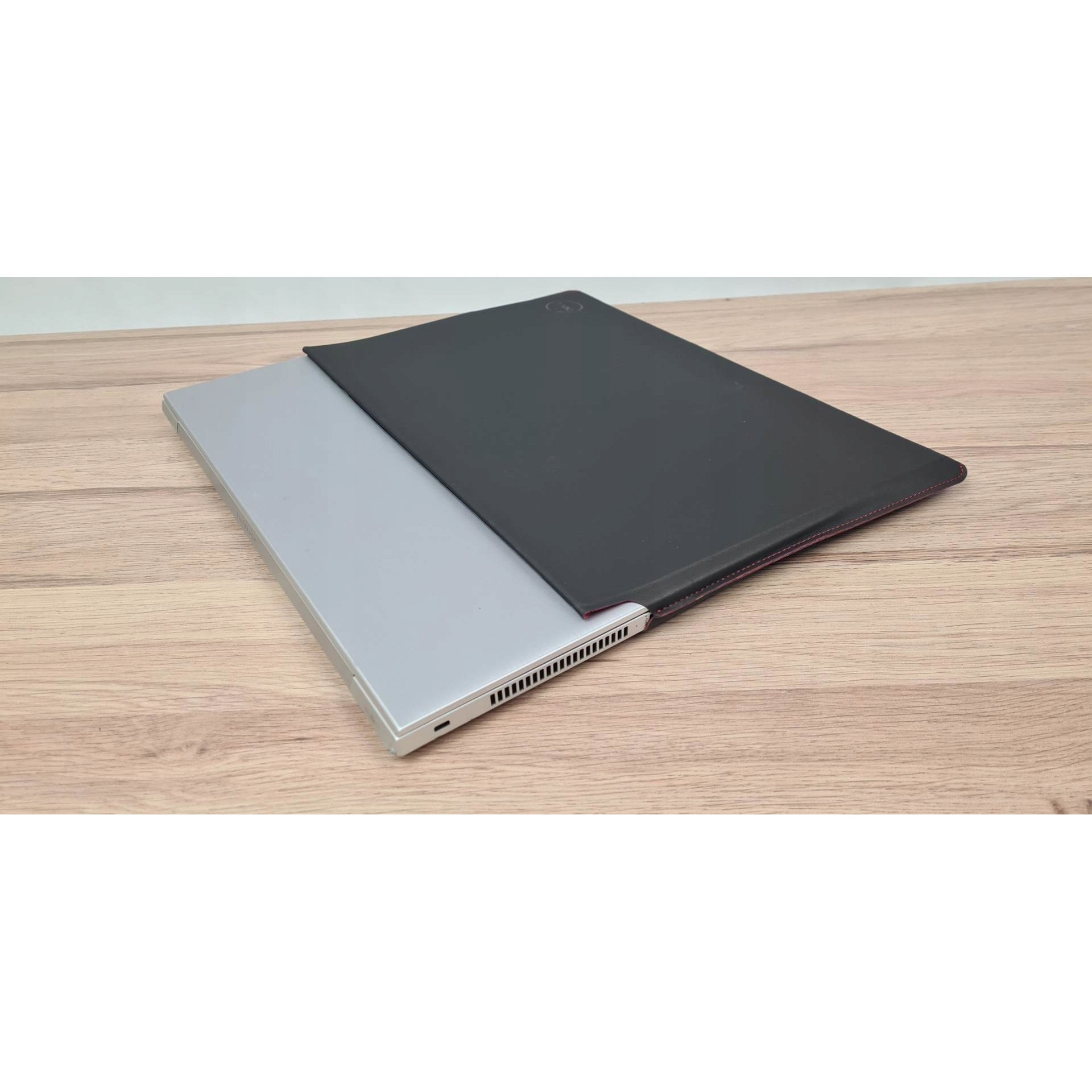 Dell, husa pentru laptop din textil, cu inchidere magnetica si captuseala moale, Premier Sleeve 15 (PE1521VL), negru cu accente rosii, 15 inch