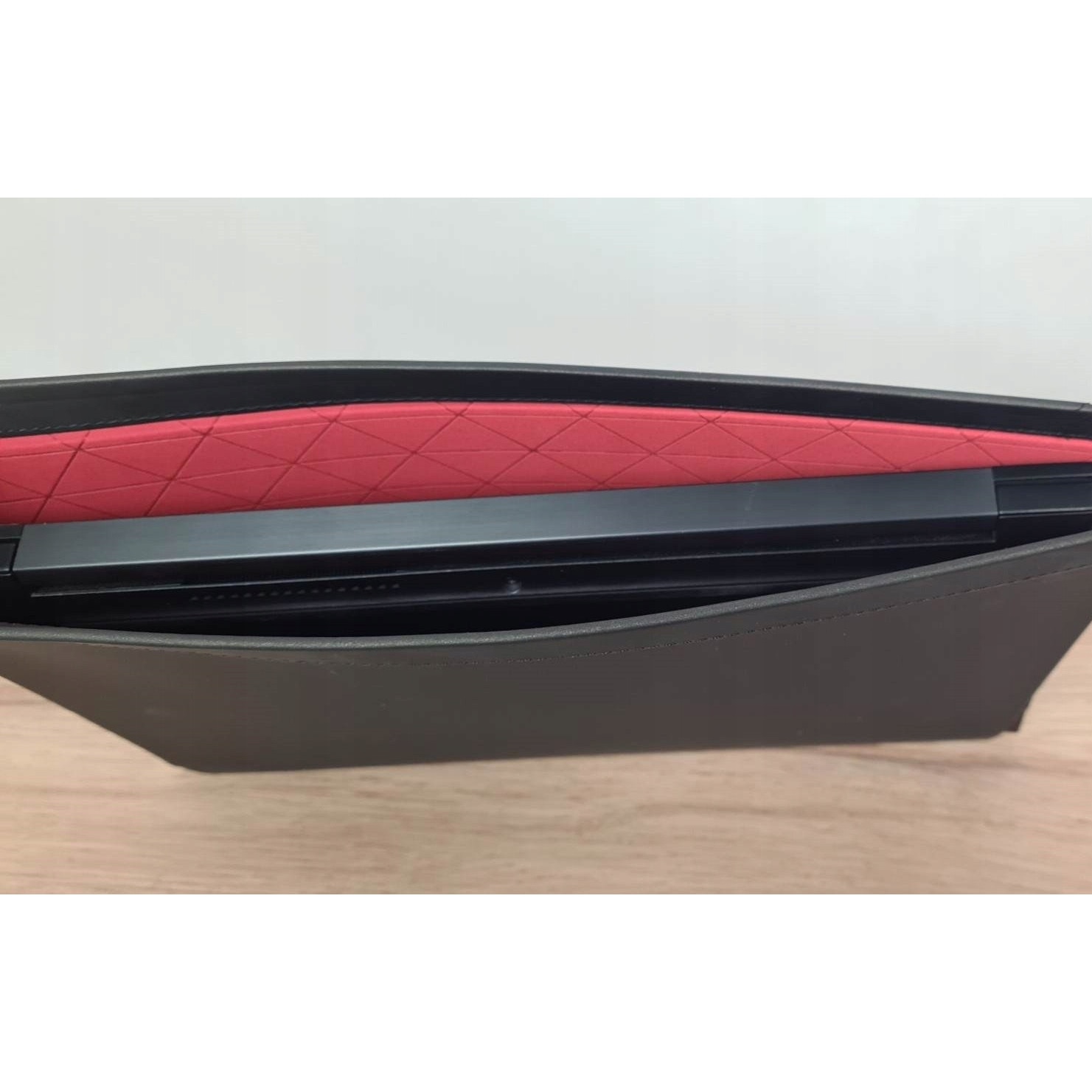 Dell, husa pentru laptop din textil, cu inchidere magnetica si captuseala moale, Premier Sleeve 15 (PE1521VL), negru cu accente rosii, 15 inch