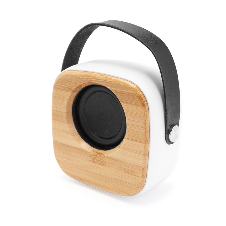 Vezeték nélküli Bluetooth hangszóró ABS házzal, természetes bambusz előlappal és látható membránnal. Műbőr hordozófogantyúval. Teljesítmény: 3W-os újratölthető akkumulátor. Kábellel együtt.
