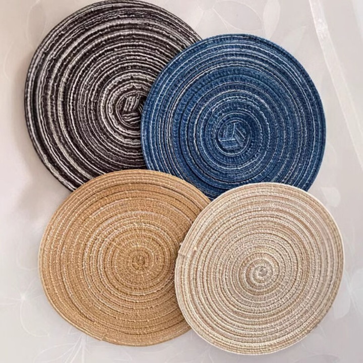 Set 4 servetele rotunde din ratan, rezistente la caldura, antiderapante, 18cm