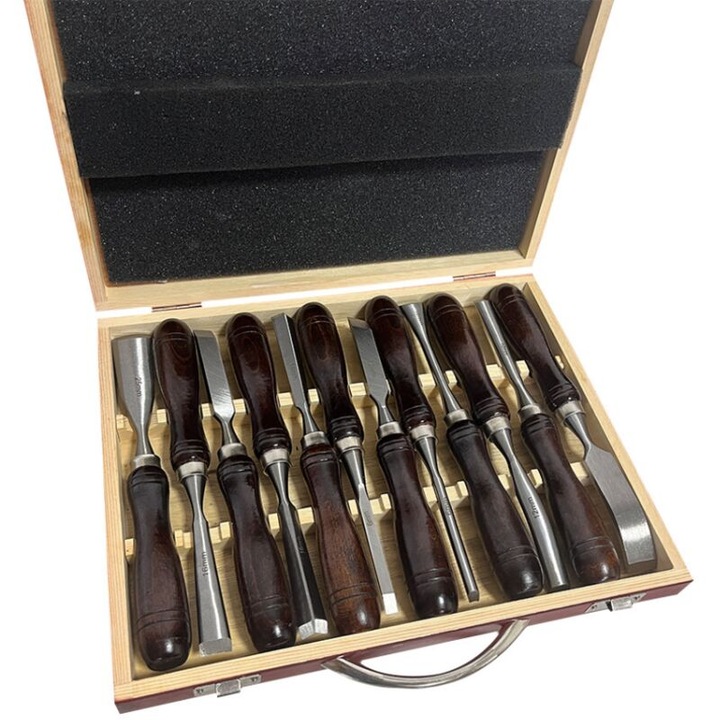 Set de 12 dalti pentru lemn, otel de inalta calitate, lungime totala 220 mm, latimi 6/7/11/12/13/17/19/26 mm, taisuri: drept/in V/coudee/bara creusa, maner lemn maro inchis, cod 260815BM476