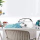 Mini masina de cusut, portabila, Fara fir.Alimentat cu USB/baterie, 5W, 2 viteze, ABS.Impermeabil, fin la atingere, maner antiderapant, usor de utilizat.Reparati haine, manusi, esarfe, perdele, textile etc.Cu clema, rigla de banda, bobine etc.Alb