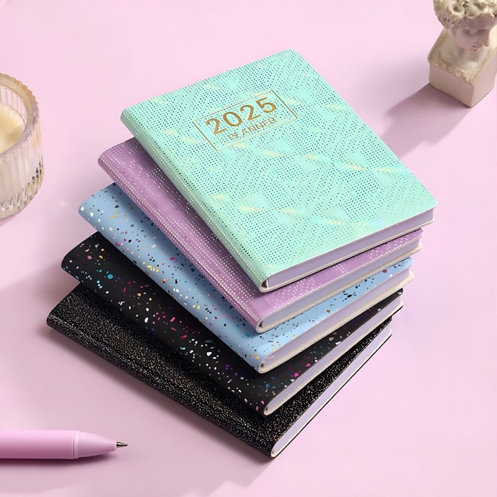 Agenda mini portabila 2025-2026, planificator saptamanal si lunar, coperta flexibila, alb, 10.6x7.8cm