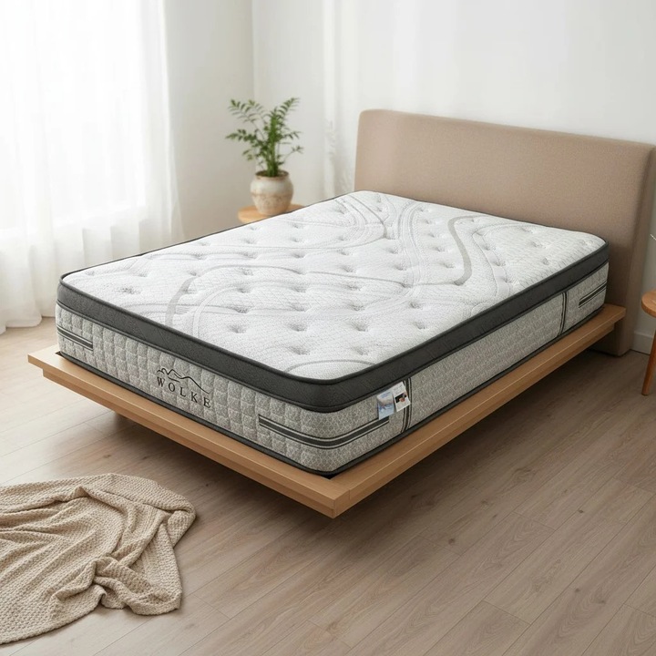 Saltea Ortopedica MarketMob Wolke Arcuri Pocket Spring + Spuma + Memory Cooling Gel 163x203x32 cm, 24 cm arcuri individuale Pocket Spring 2.0mm, 2 cm memory cooling gel, 2 cm spuma confort, 4 cm spuma+fibra matlasata, fermitate medie