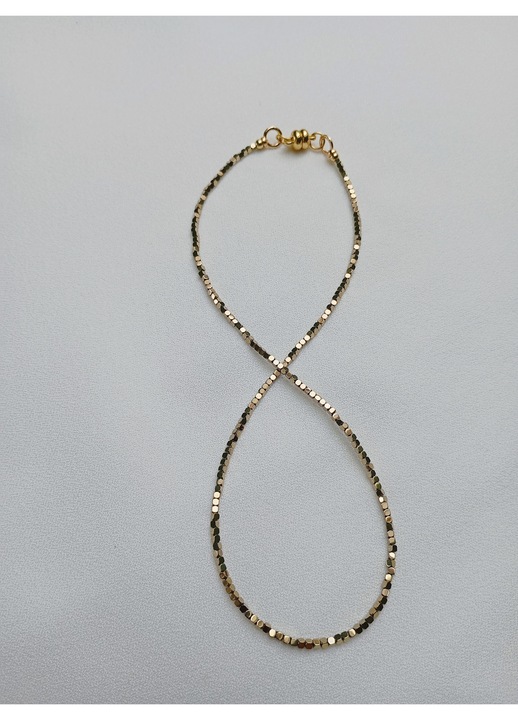 Colier Chic cu Hematit auriu deschis, cubic, fatetat, cu inchidere magnetica