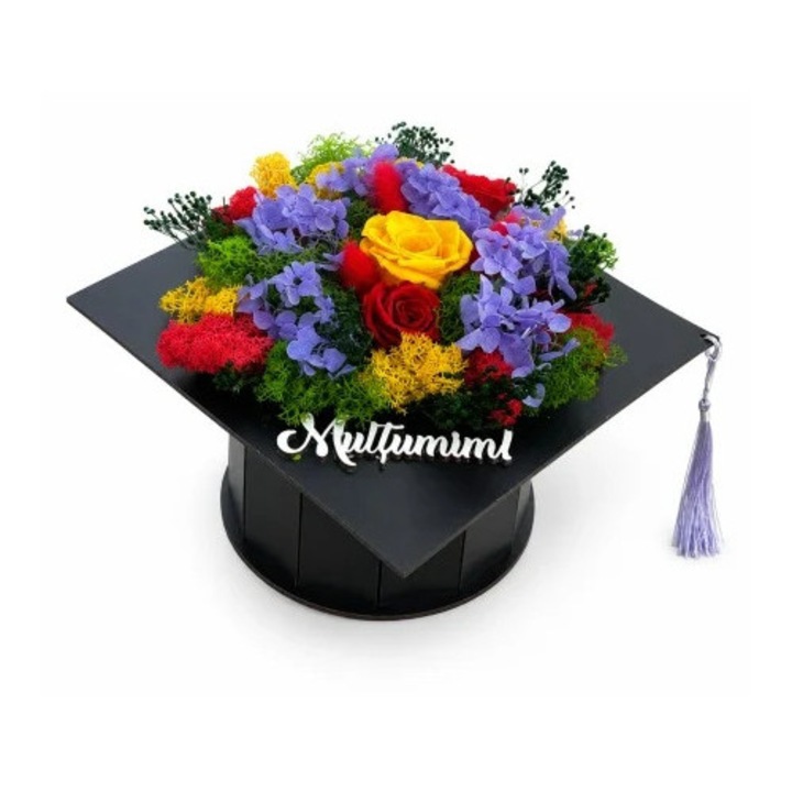 Aranjament floral absolvire 2026 in forma de toca neagra Graduate cu trandafiri criogenati, hortensii si licheni conservati, VELVE