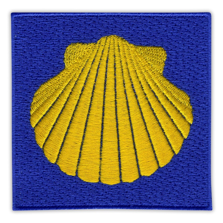 Hímzett embléma/textil patch, varráshoz rögzíthető, sárga kagyló Camino modell, sárga/kék, 7.5 x 7.5 cm