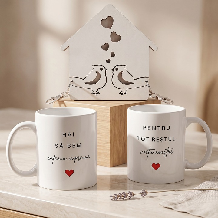 Set Cadou pentru Cuplu, JOYSTOS, 2 Cani de Cafea cu Text Romantic si Suport din Lemn pentru Chei, Casuta cu Pasari