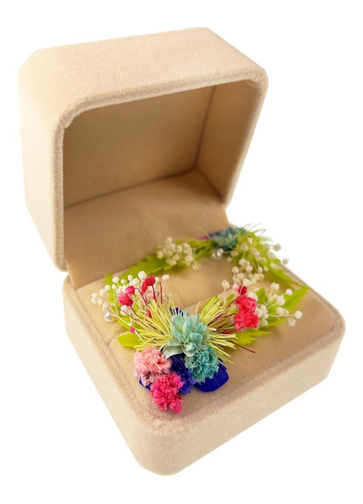Cutie inel catifea bej cu flori conservate, handmade, 7.5x6.5x5.5cm