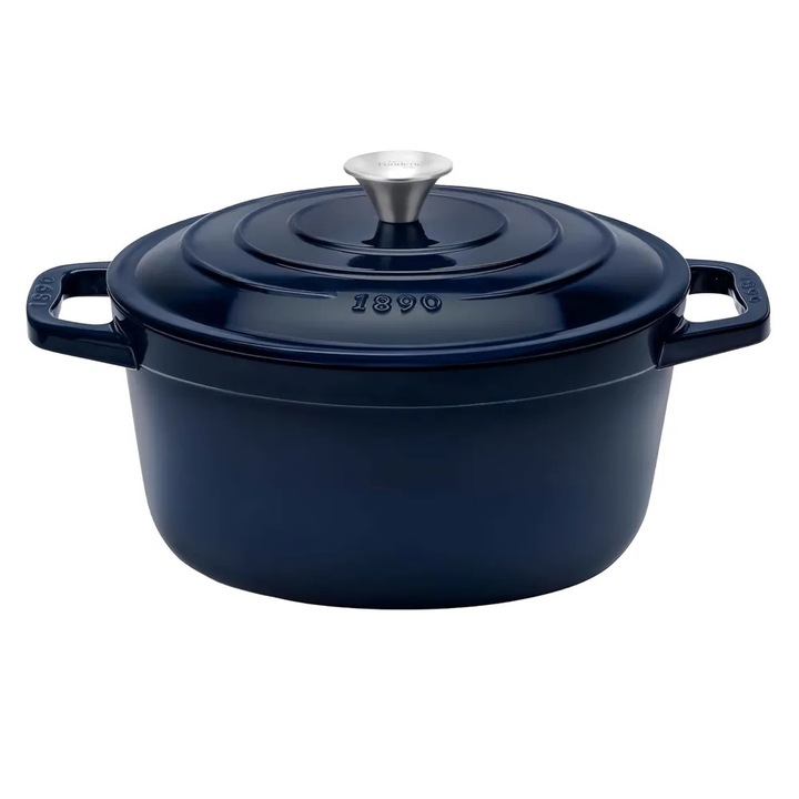 Oala cu capac din fonta La Fonderie 1890 H. Koenig, diametru 25 cm, capacitate 4.7 litri, compatibila cu toate sursele de caldura inclusiv inductie/gratar/cuptor, lavabila in masina de spalat vase, incalzire uniforma, manere ergonomice, bleumarin
