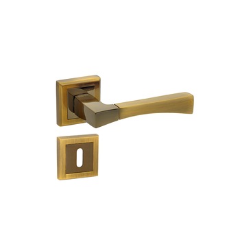 Set manere usa STRICTO cu rozeta patrata pentru cheie, nuanta cafea Set manere usa STRICTO cu rozeta patrata pentru cheie, nuanta cafea