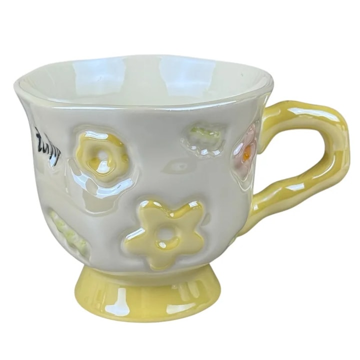 Cana din ceramica „Flori 3D” alba cu flori galbene si maner galben pastel, 380 ml