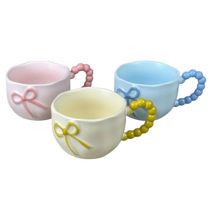 Set 3 Cani Ceramice „Bow Handle” Colorate cu Fundita in Relief, 360 ml