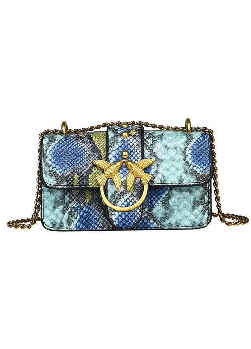 Aceasta geanta crossbody pentru femei este confectionata din piele sintetica si prezinta un model elegant de piele de sarpe. Este mica si rafinata, avand dimensiunile de 20,5 x 12 x 8 cm si un finisaj albastru cu aspect de piele de sarpe